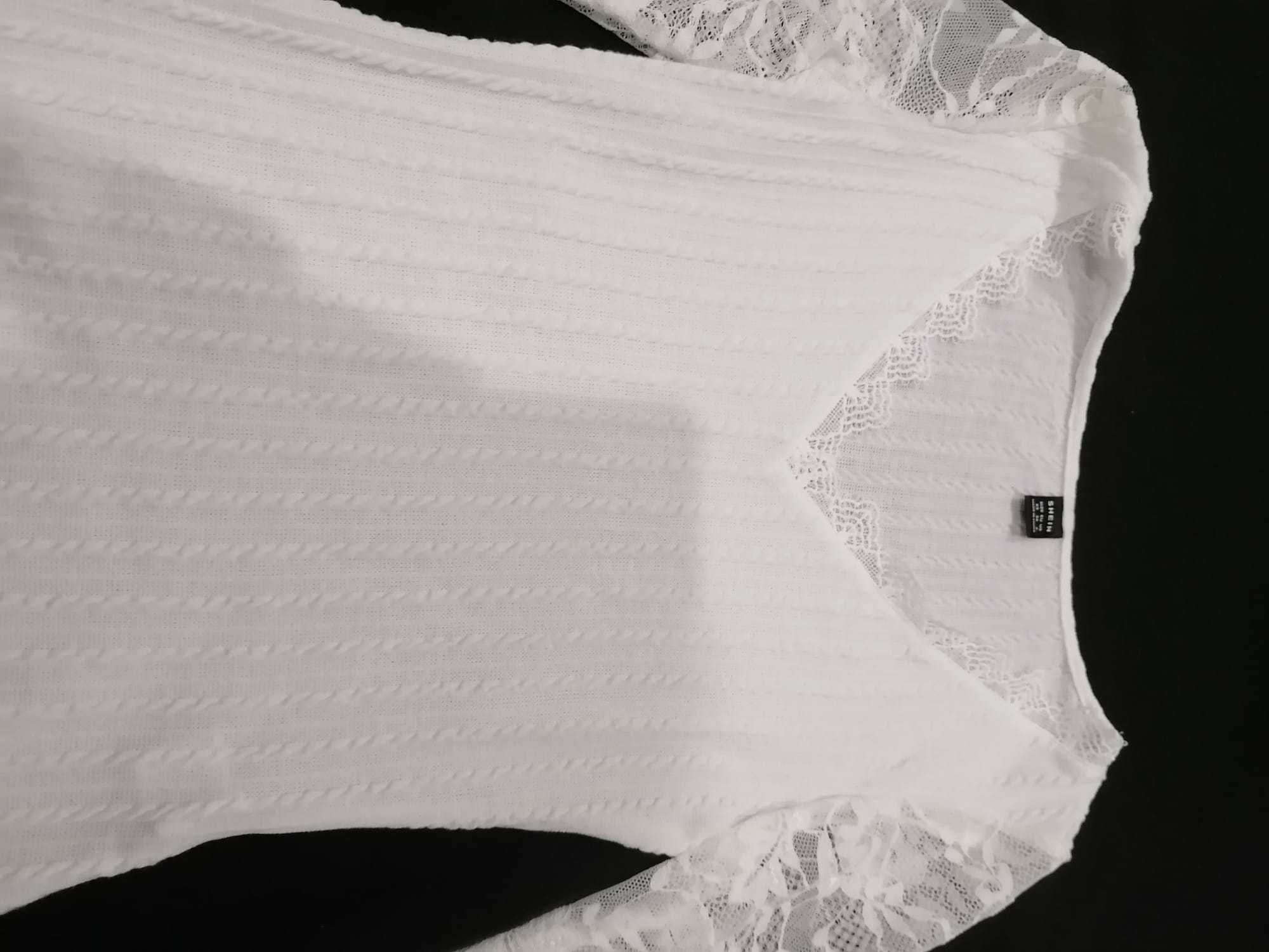 Camisola branca transparente com mangas de renda