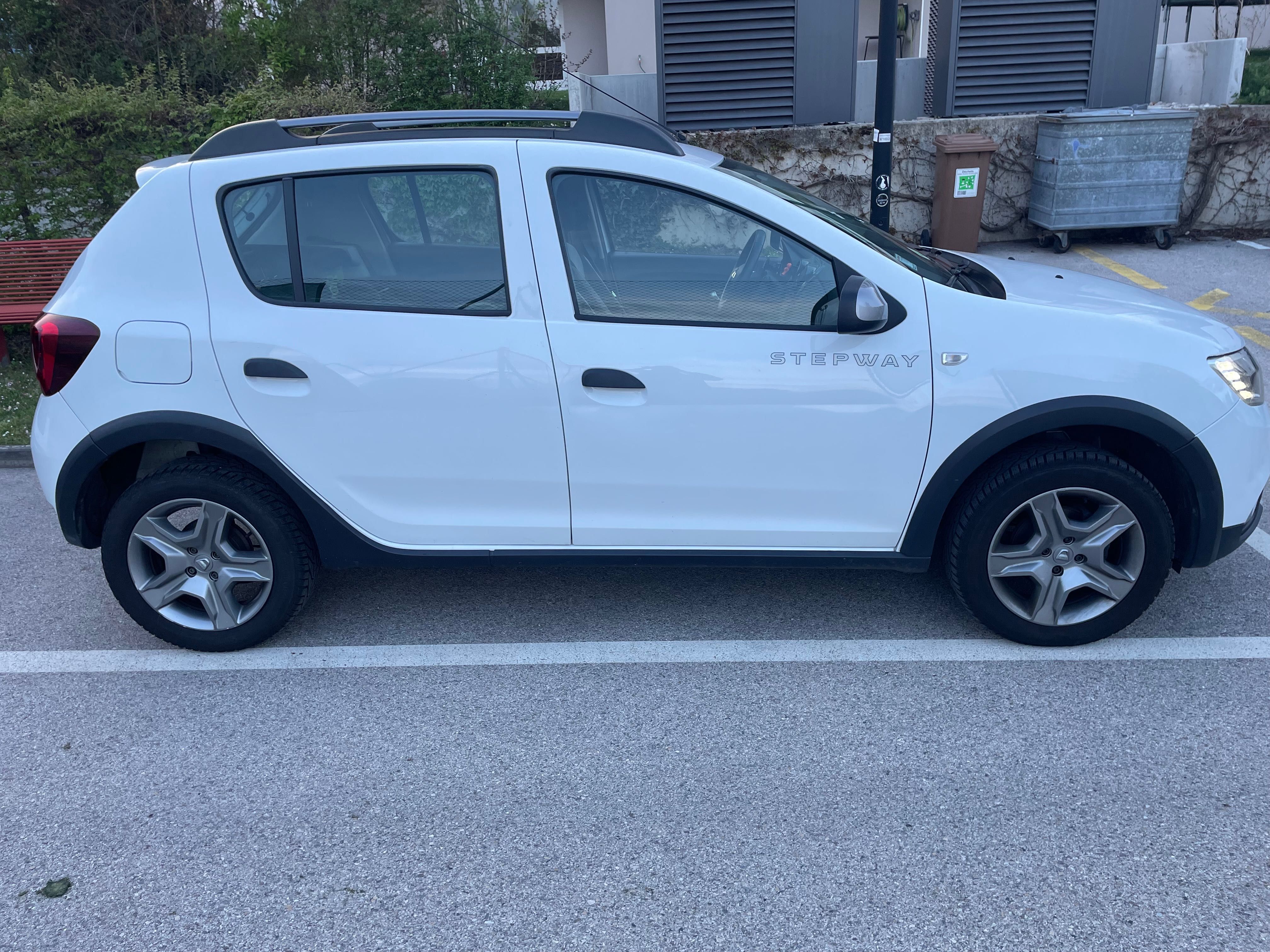 Carro semi novo, manutenção em dia - oportunidade única!