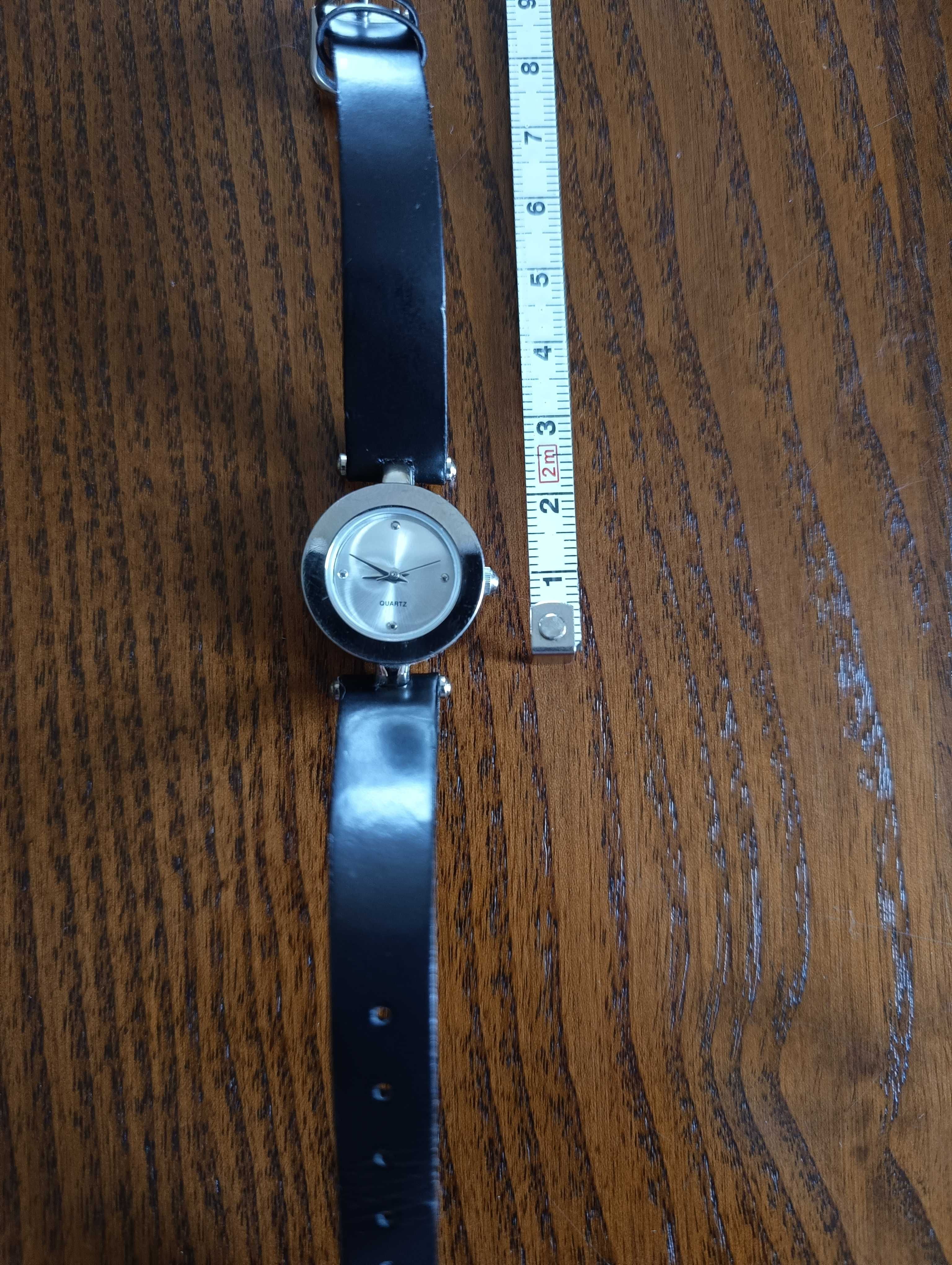 Malutki zegarek z czarnym paskiem