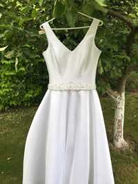 Elegancka suknia ślubna z pasem z kryształków