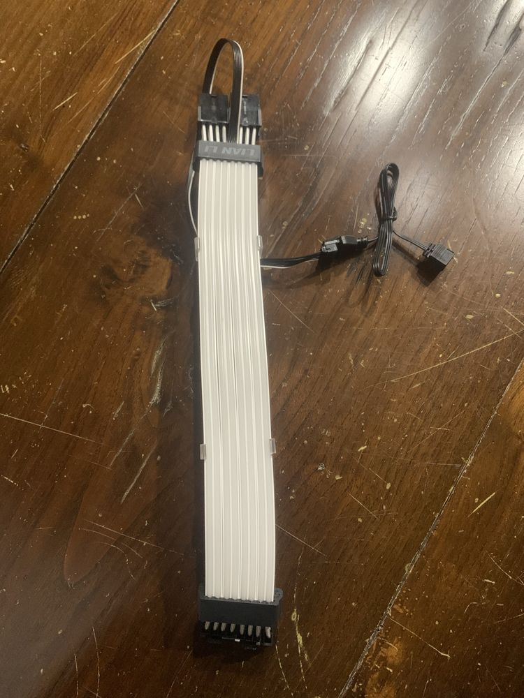 Cabo Lian Li Strimer Plus PCI-e 8-Pin RGB com caixa.
