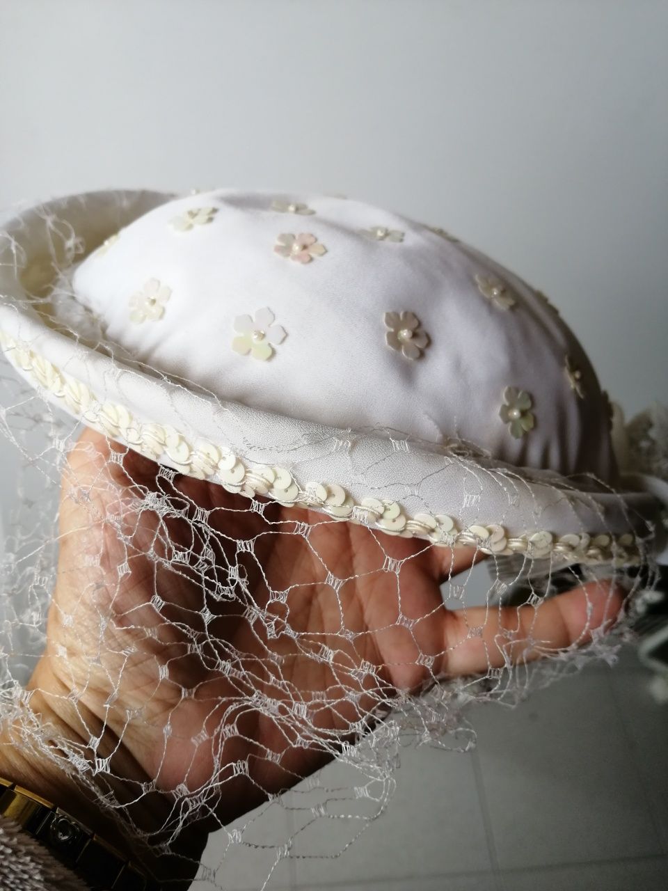 Chapéu de noiva com gancho, lantejoulas e rede