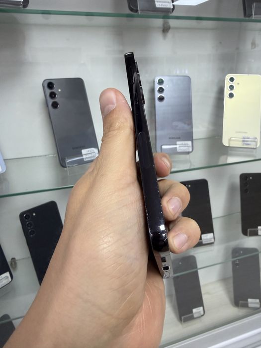 Samsung s23 plus 256gb. Чорного кольору