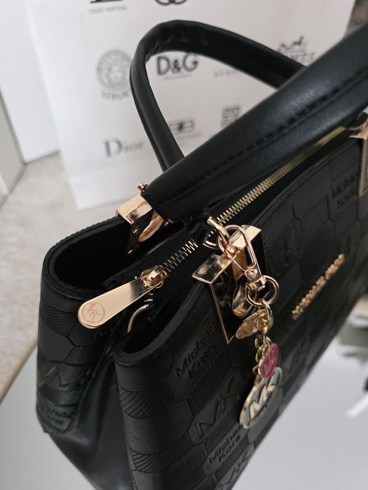 Torebka Michael Kors czarna złote logo pasek na ramię