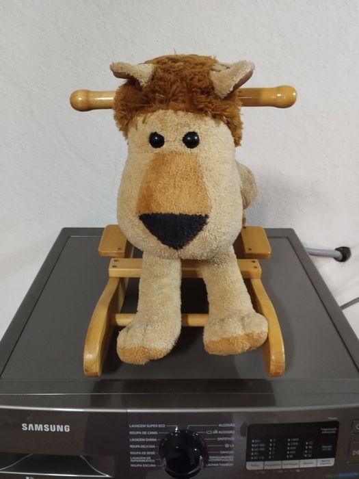 Leãozinho de baloiço