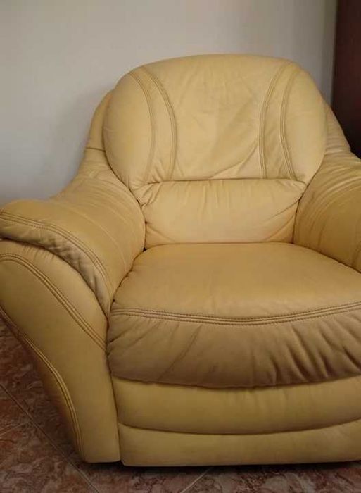 Sofá em pele (Amarelo Ferrari)