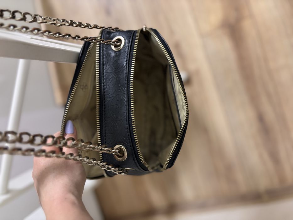 Сумочка Guess.