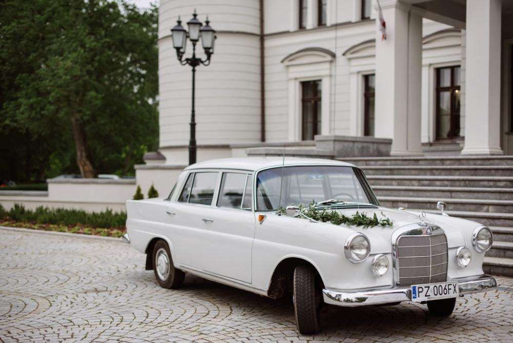 Auto do ślubu piękny Mercedes Skrzydlak klasyk zabytkowa limuzyna