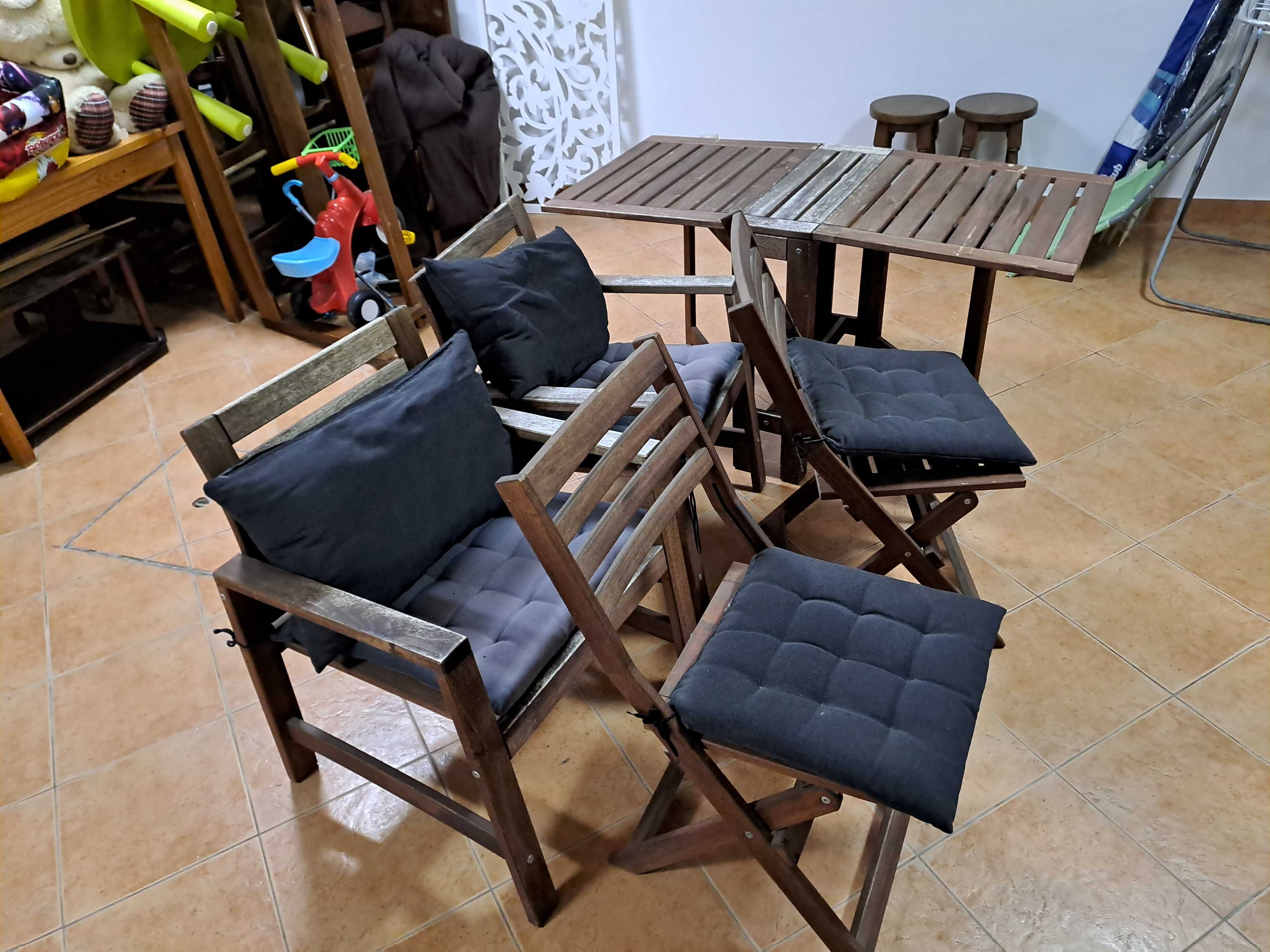 Conjunto mesa, 2 cadeirões e 2 cadeiras IKEA