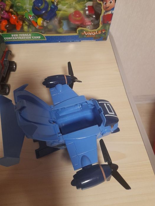 Самолет Кери из мульфильма робокар Поли.