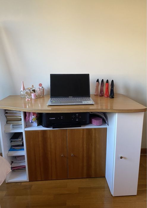 quarto: 2 camas, guarda roupa e secretària