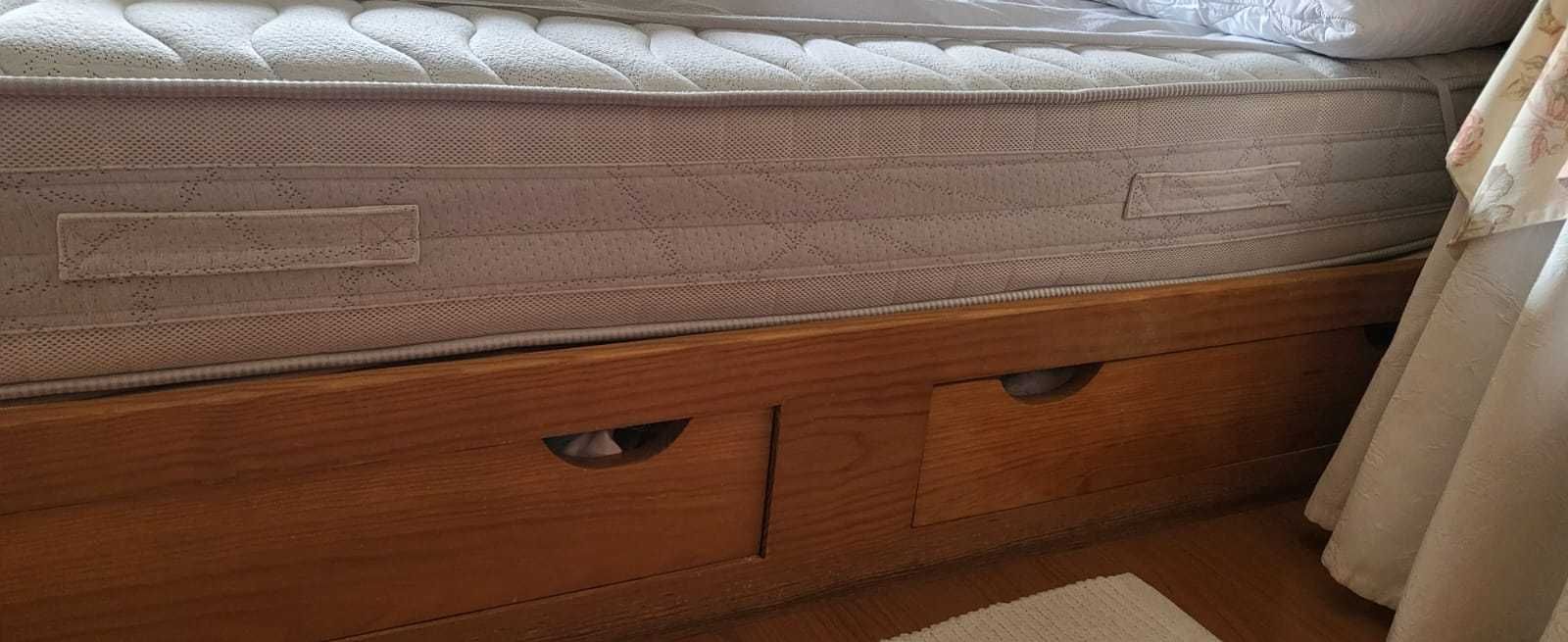 Cama sommier, pinho maciço, cabeceira, 2 gavetões e colchão impecável