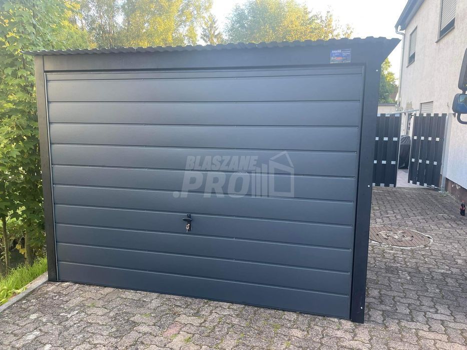 Garaż blaszany 3x7 brama uchylna - okno PCV antracyt spad w tył GP241