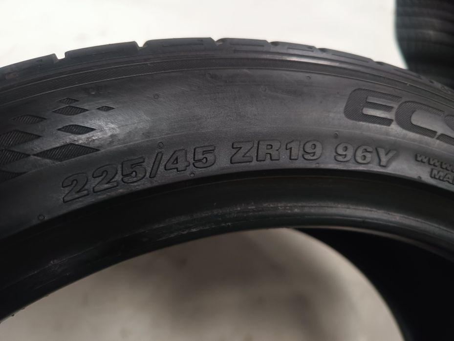 Dwie używane opony Kumho Ecesta 225/45/19 lato