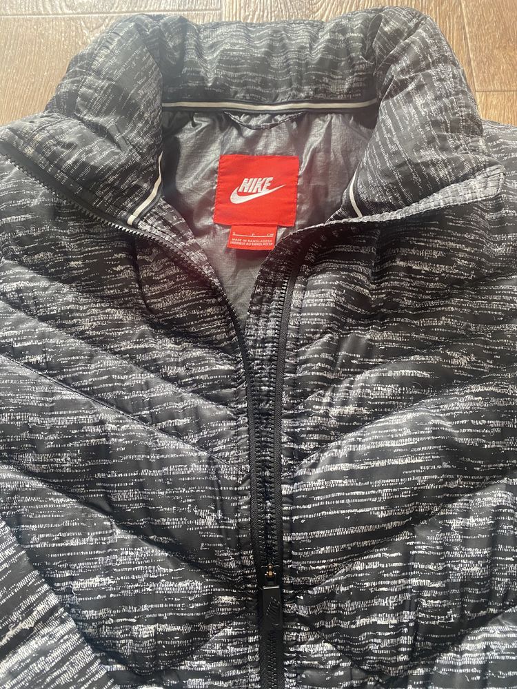 Nike жіноча демісезонна куртка