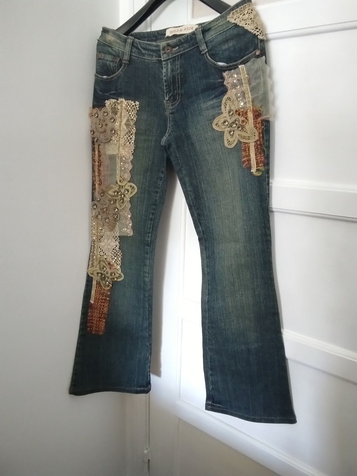 Calça ganga 38, com aplicações
