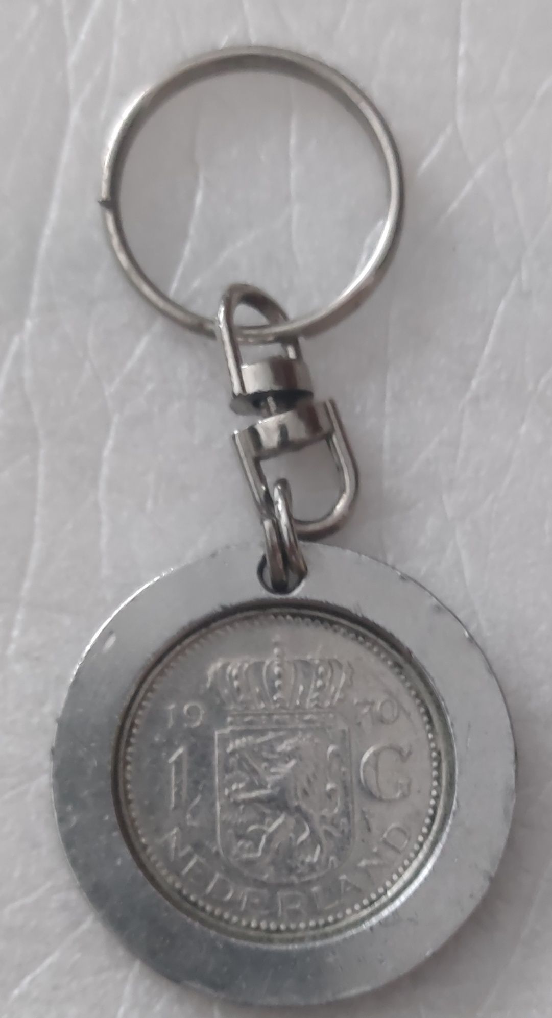 Porta chaves  com moeda da Holanda