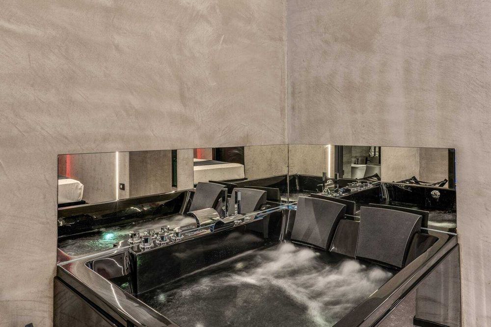 Nowoczesne Mieszkanie w Centrum Stolicy z Jacuzzi i Parkingiem w cenie