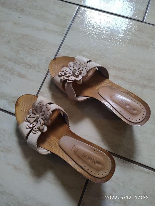 Klapki damskie drewniane Lasocki