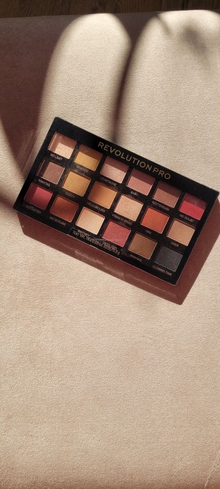 Paletka paleta cieni nude Revolution Pro Regeneration Restoration