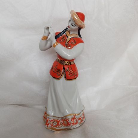 Статуэтка Танцующая казашка. Казахский танец. Корыстень.