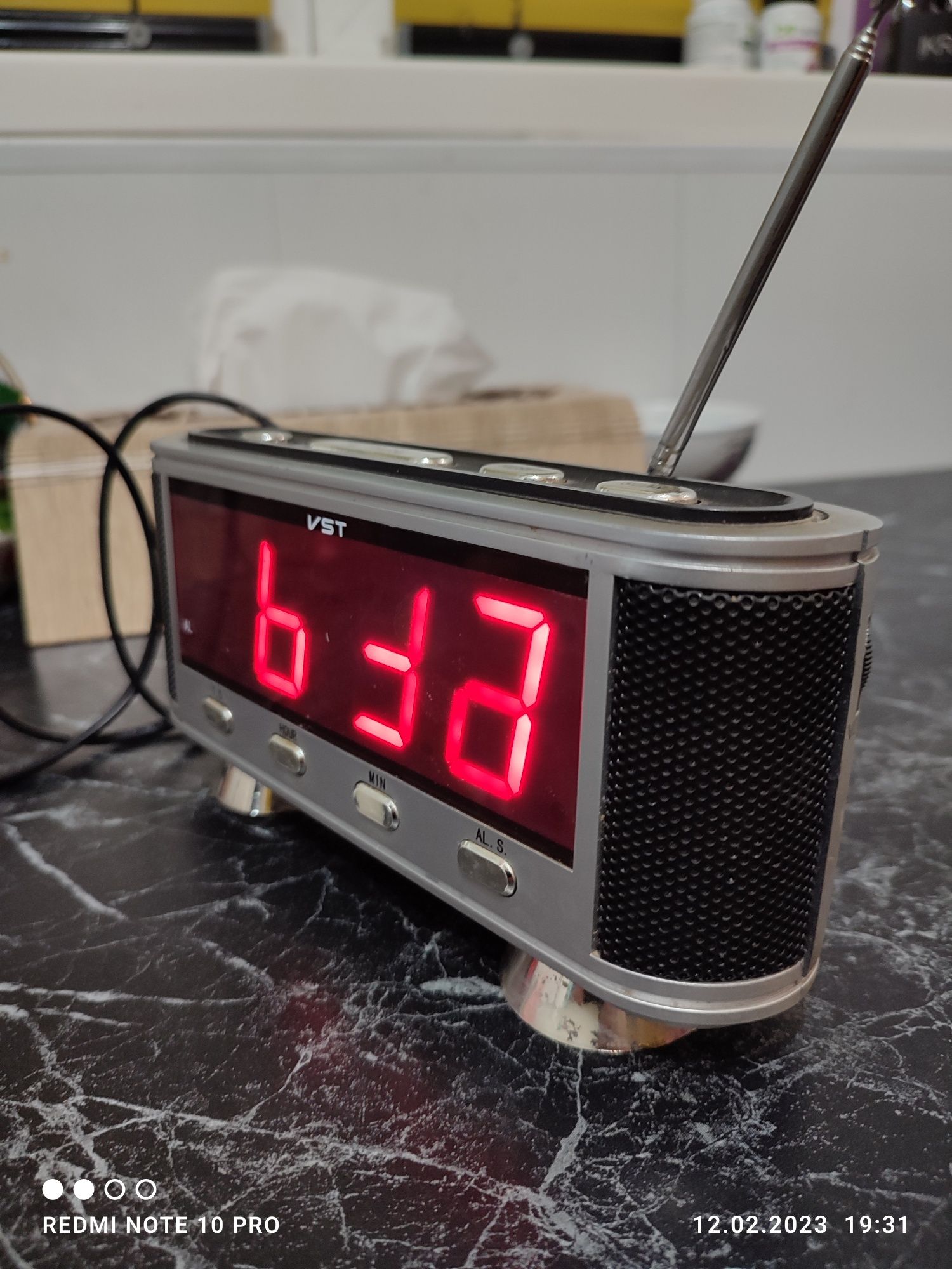 Часы с радиоприемником