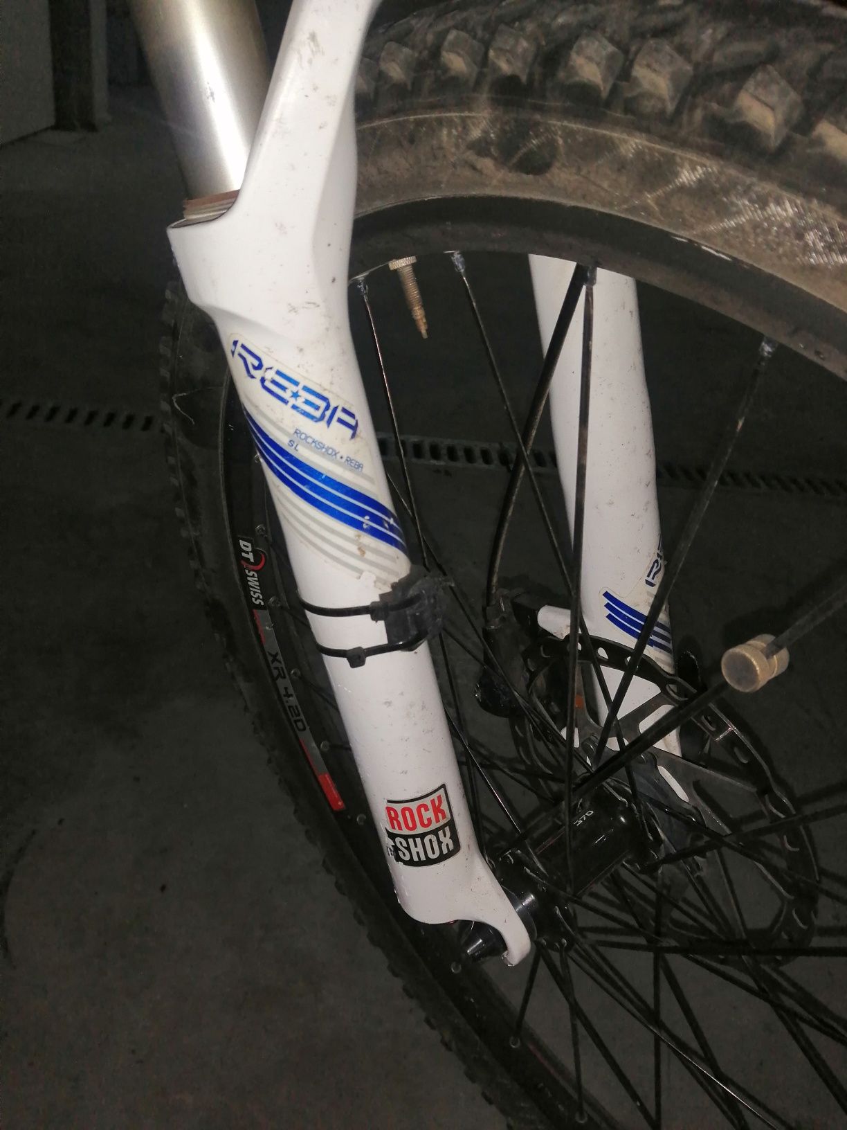 Bicicleta marca KTM suspensão total