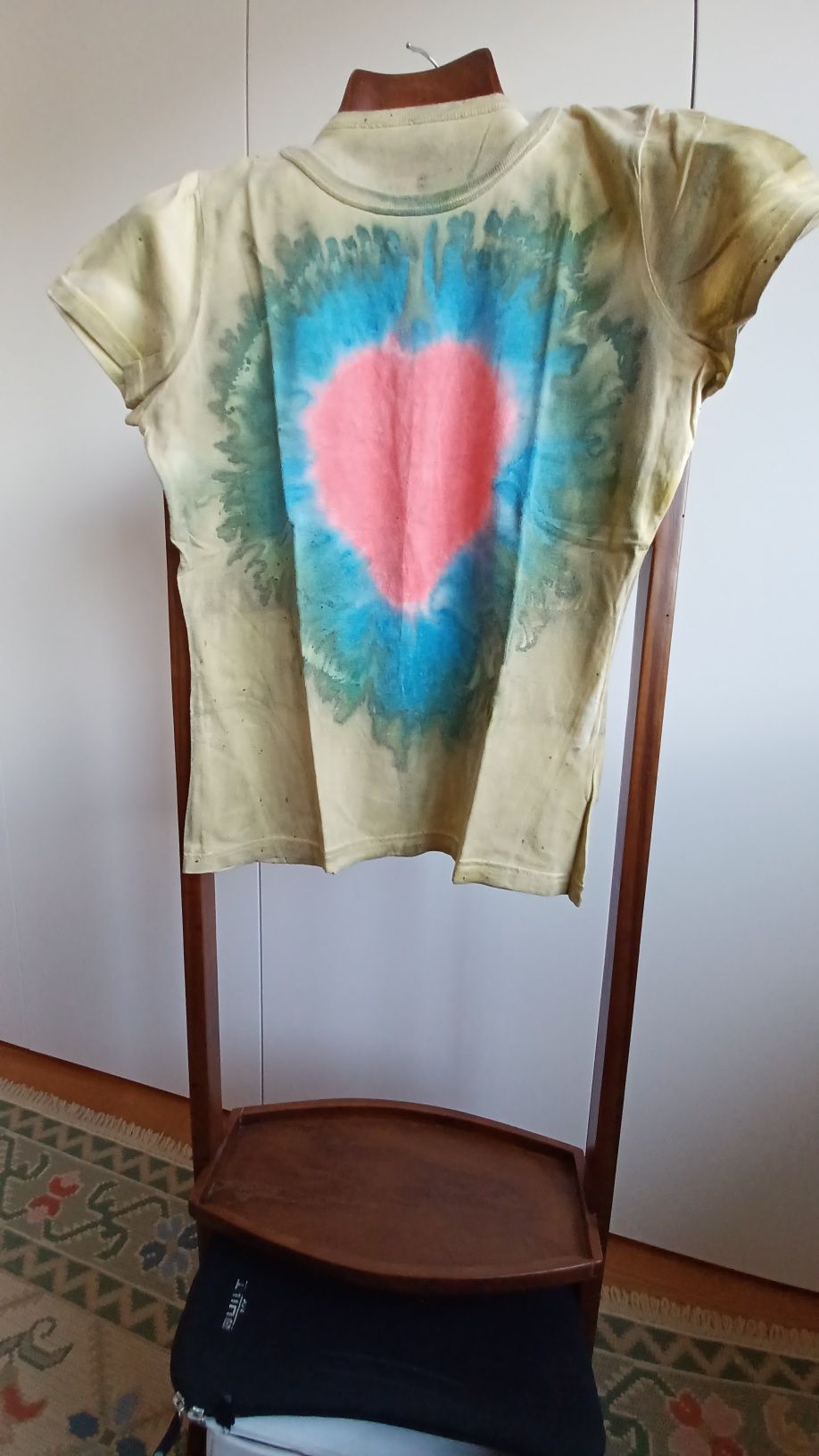 T-shirt Tye Dye desenho em coração