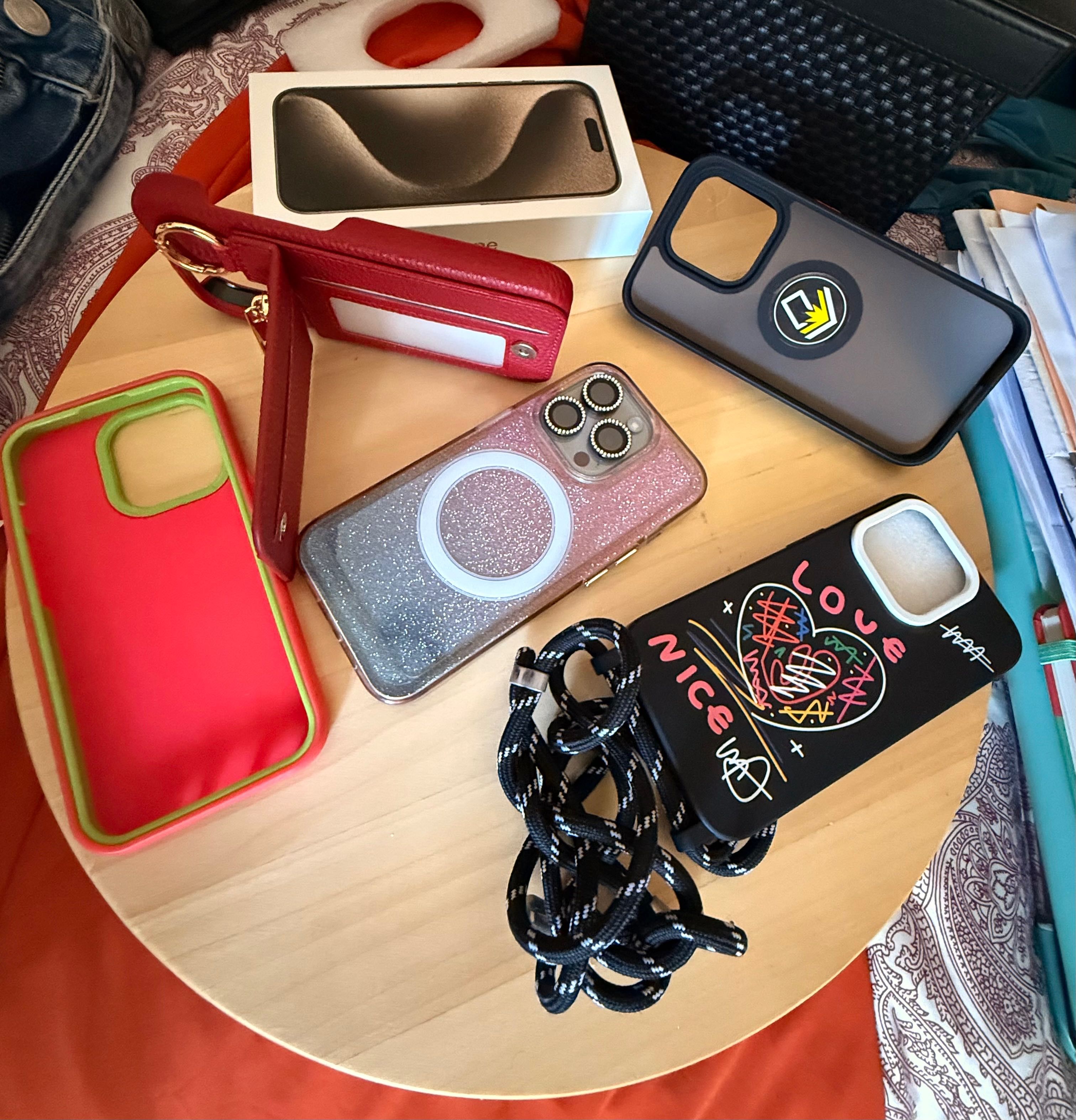 iPhone 15 Pro com fatura, caixa e acessórios