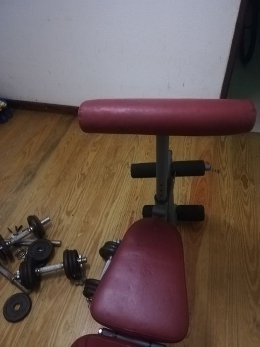 Vendo banco com 3 posições para peito mais 6 halteres.