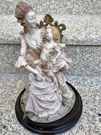 Estátua antiga marfinite - mãe com filho ao colo