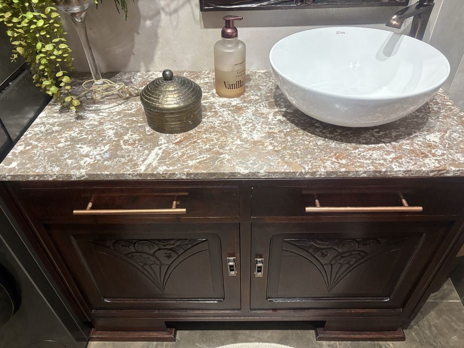 Antyczna komoda pod umywalkę do łazienki