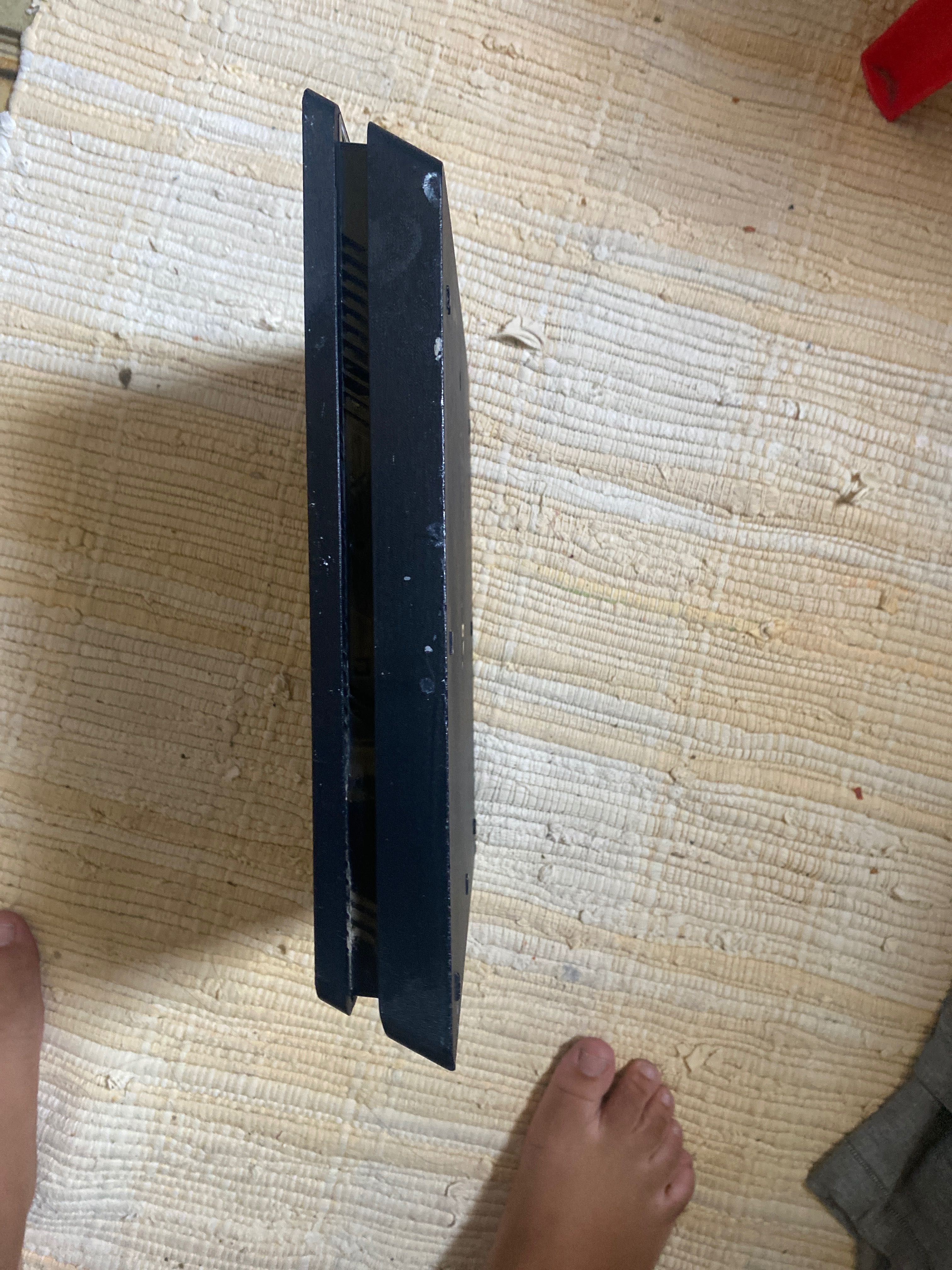 PS4 novo estado com um comando e uma base de caregamemto