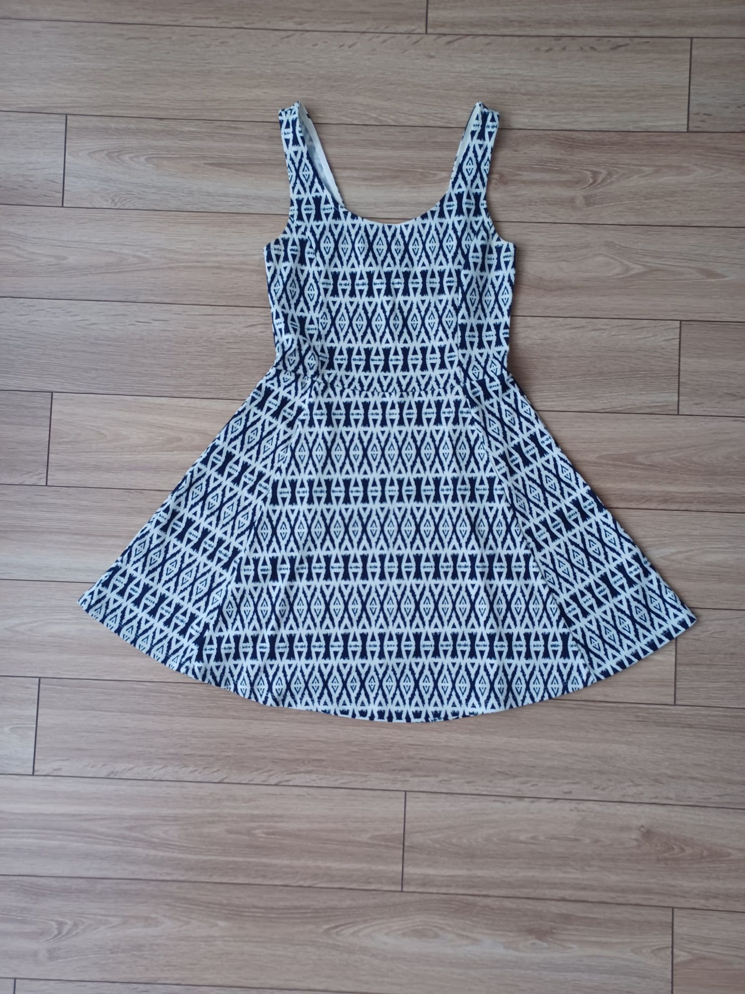 Sukienka marki H&M w rozmiarze 36