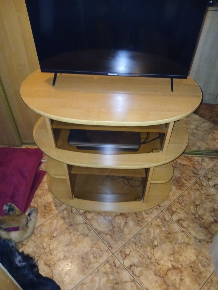 Szafka  pod  telewiz z wieloma zastosowanie posiada dwie szybki z szkł