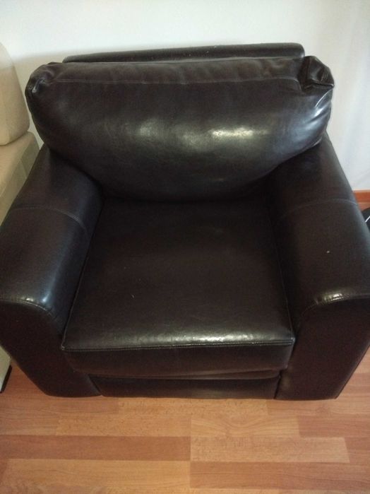 Sofa em pele castanho