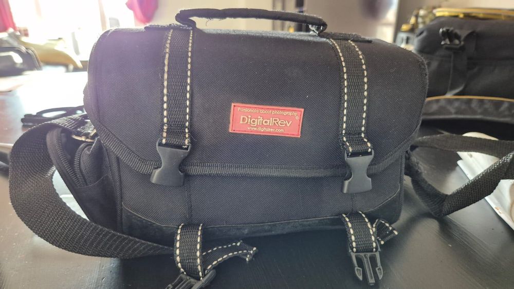 Nikon D300 + Nikkor 18-70 mm + Speedlight SB-600 + mala