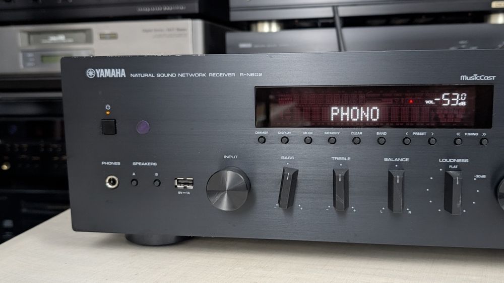 Yamaha R-N602 Wysokiej klasy amplituner stereo z funkcjami sieciowymi
