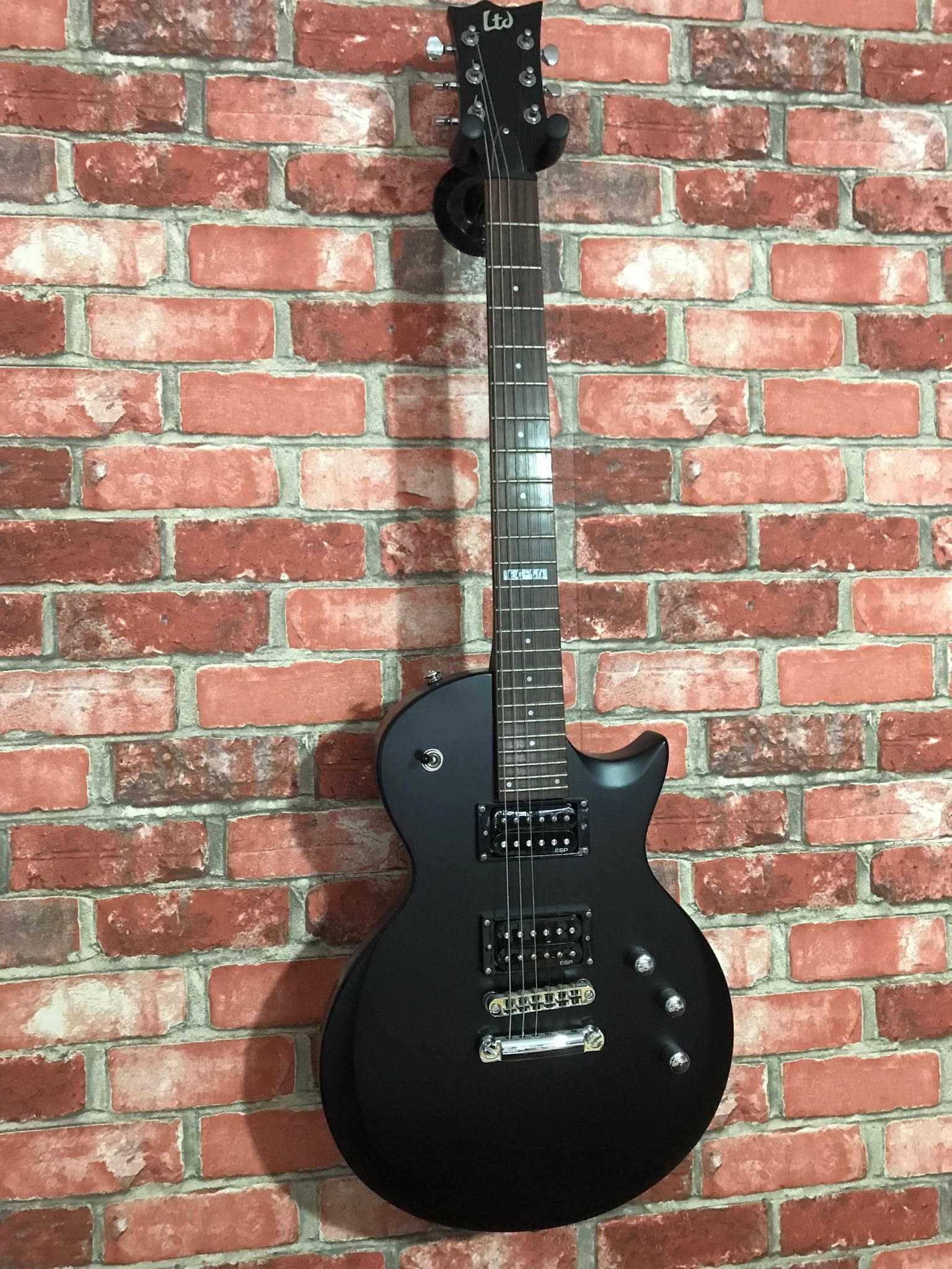 Guitarra Elétrica ESP LTD EC-50 BLACK SATIN