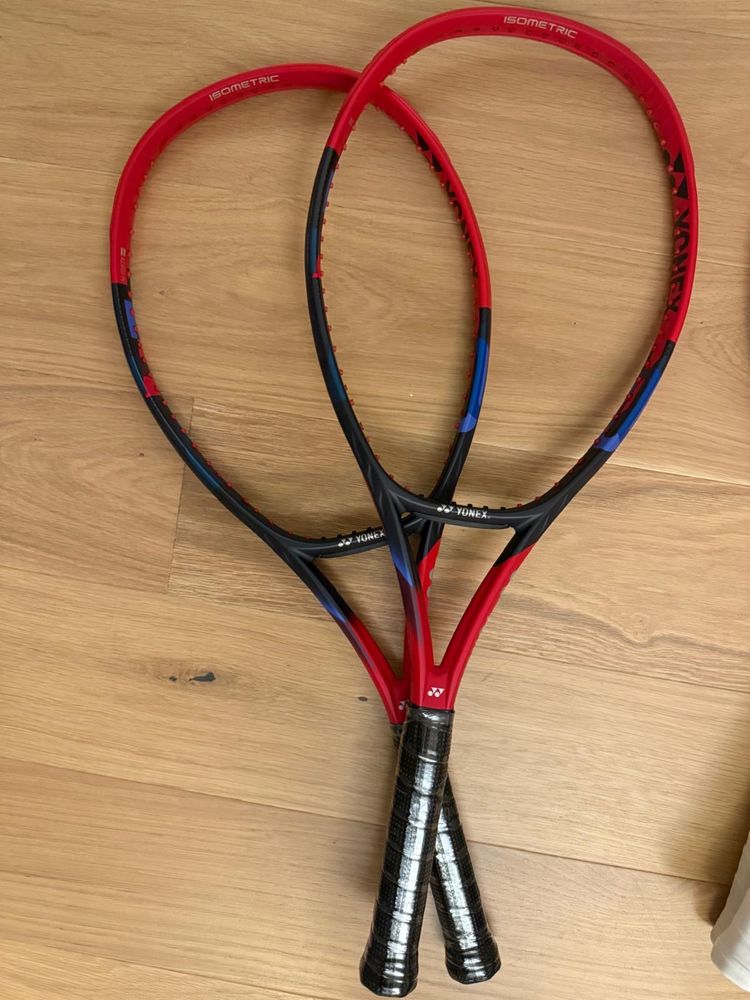 Rakieta tenisowa Yonex vcore 100 o wadze 300g, rączka 2