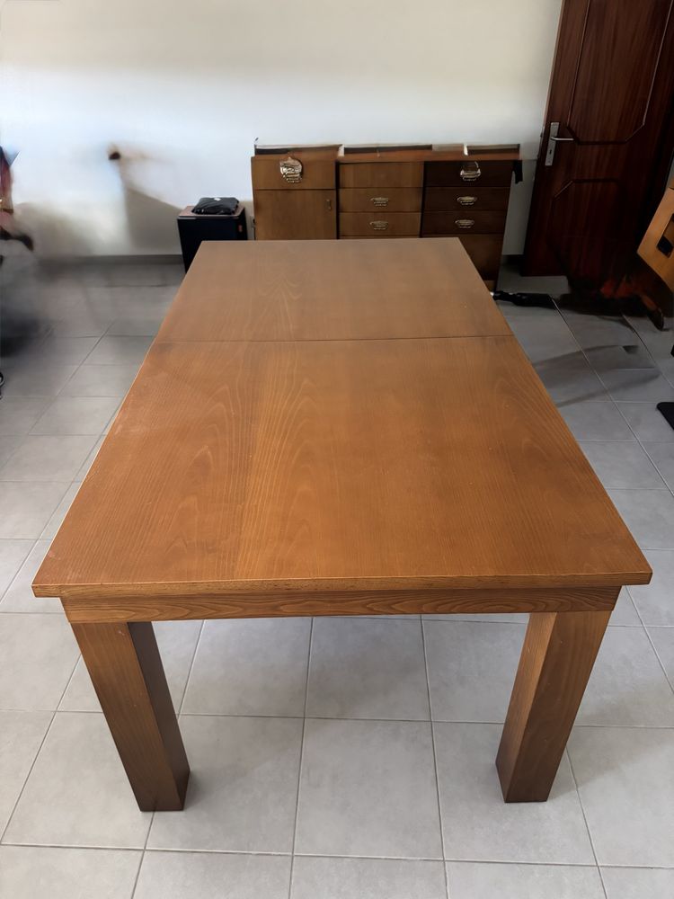Mesa de jantar em madeira
