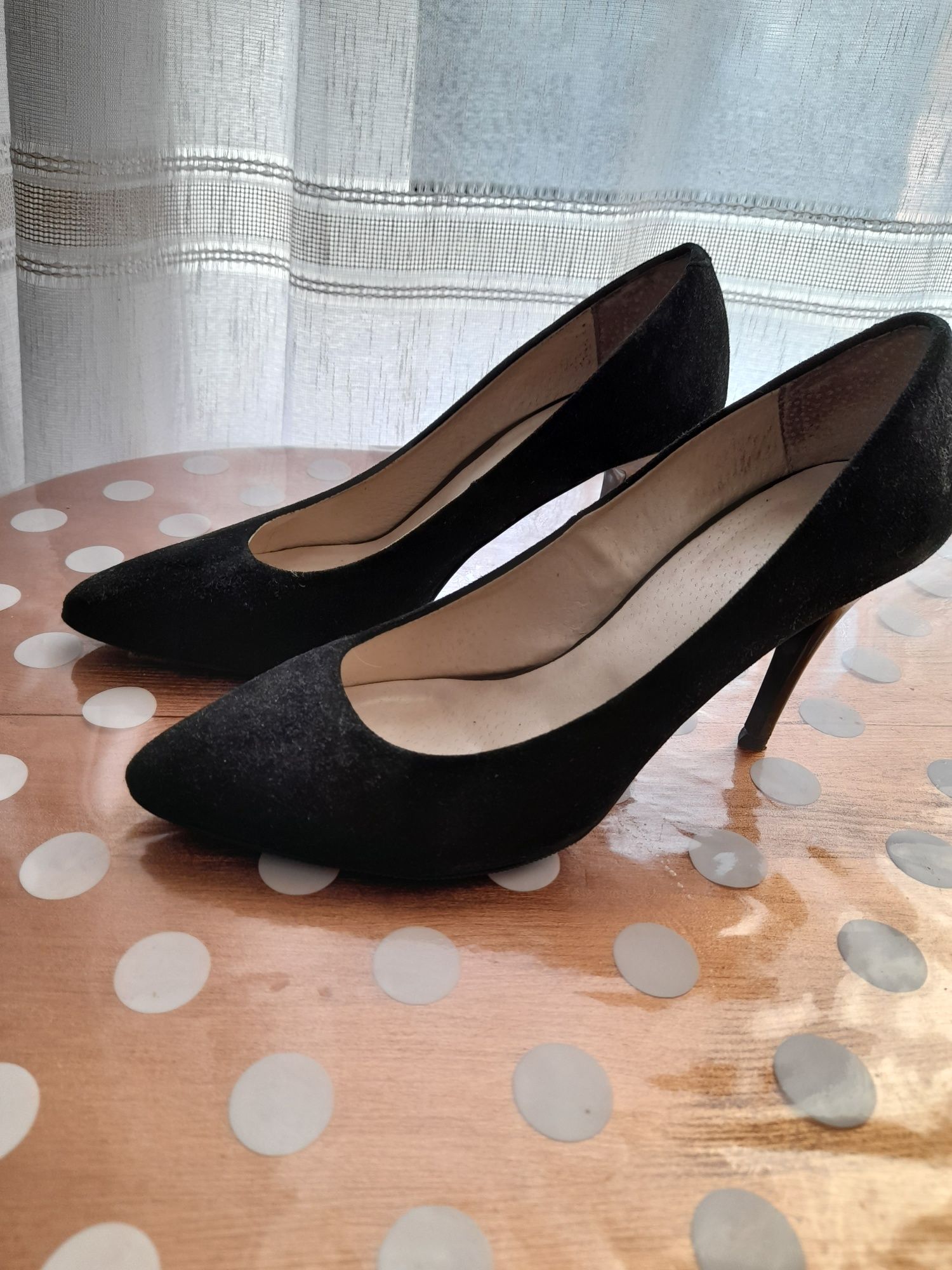Жіночі замшеві чорні туфлі,в доброму стані ,хороший замш,качественні т