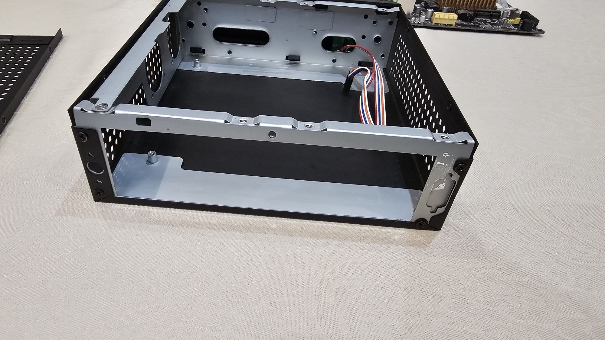 Корпус mini itx, дуже компактний.