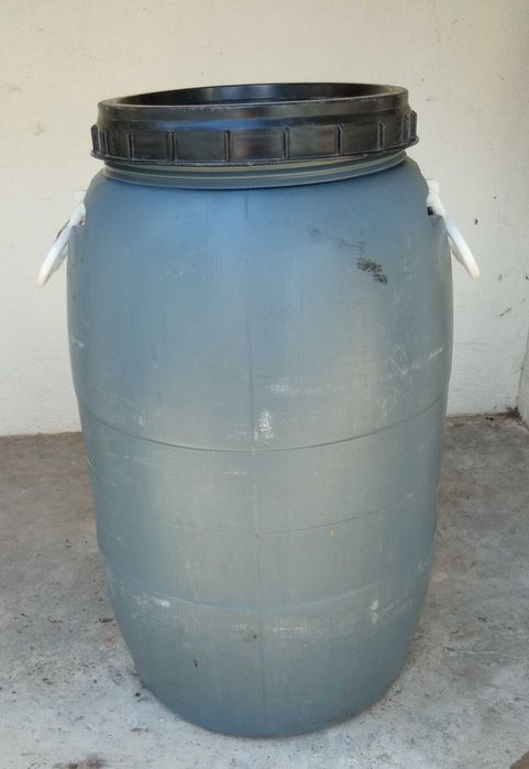 Barrica 100L e 80L de plástico com tampa de rosca e alças