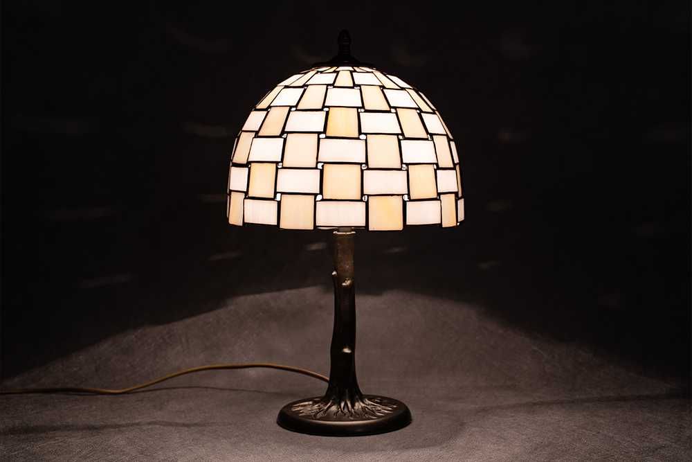 Mosiężna lampa stołowa w stylu Tiffany, z kloszem witrażowym