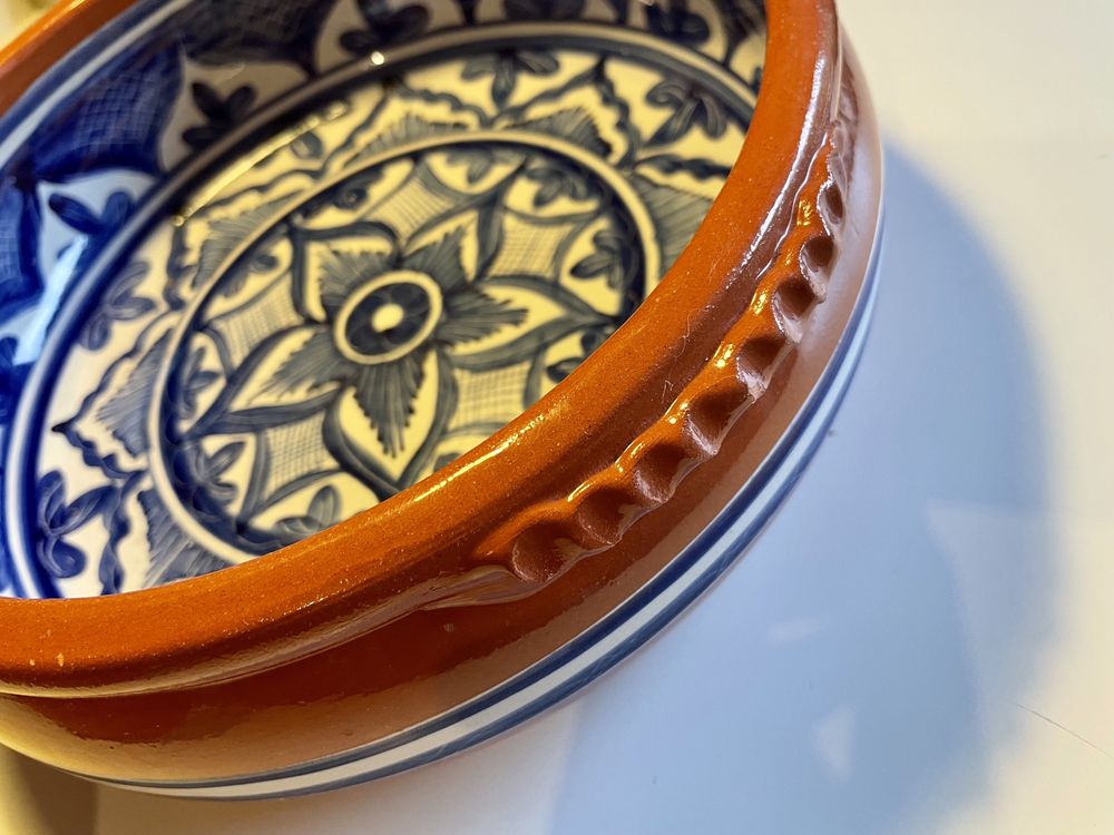 Travessa redonda de cerâmica portuguesa assinada “Portugal 73”