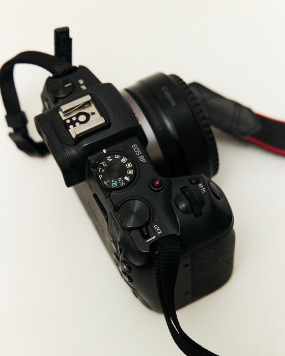Canon EOS RP +адаптер EF-RF - легка повнофреймова бездзеркальна камера