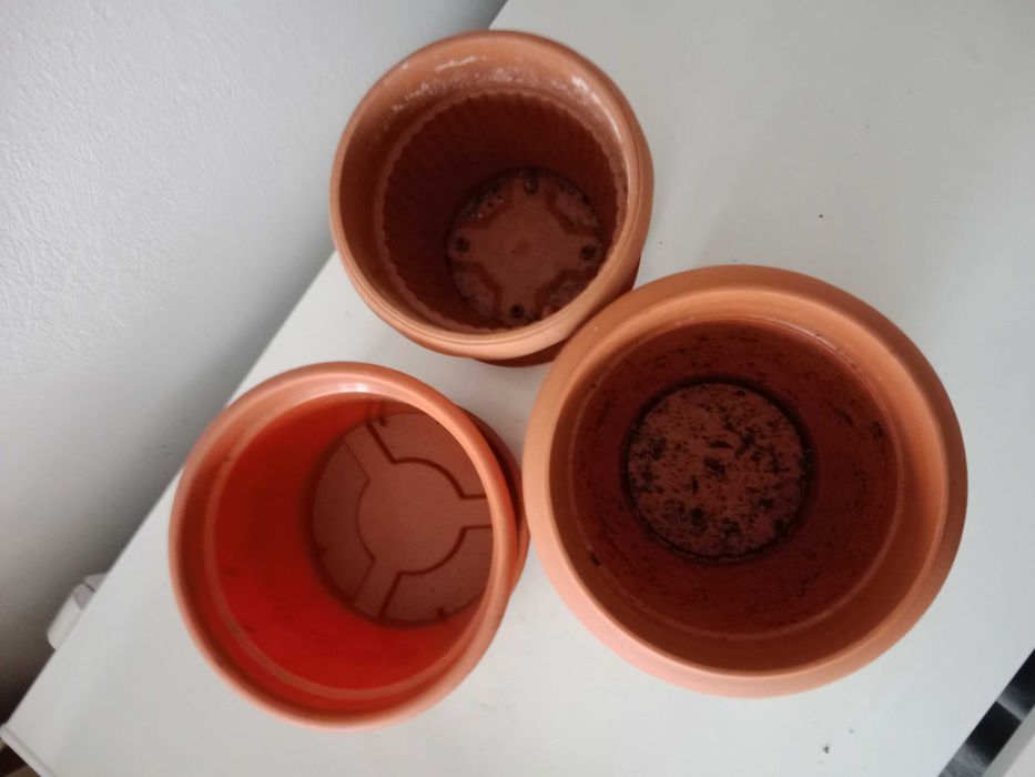 3 komplety doniczka plastikowa brązowa z podstawką
