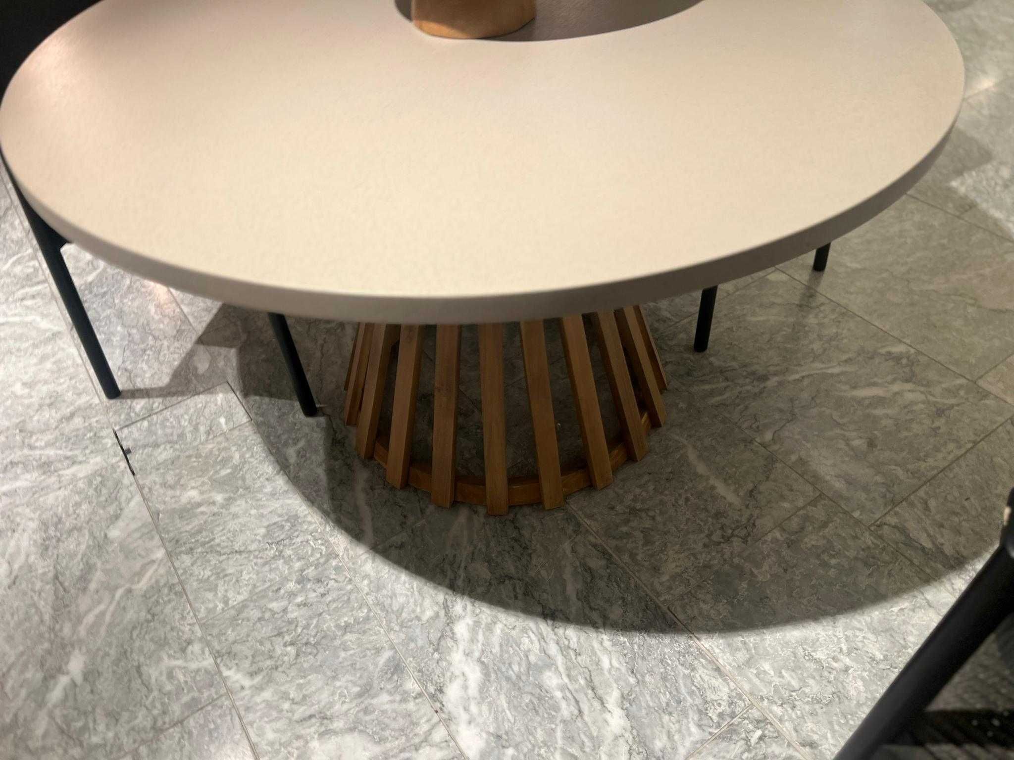 Mesa de madeira acácia e composto de resina e pedra