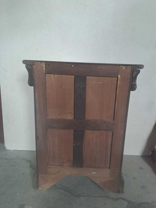 Mesa de cabeceira vintage em madeira maciça – 3 gavetas